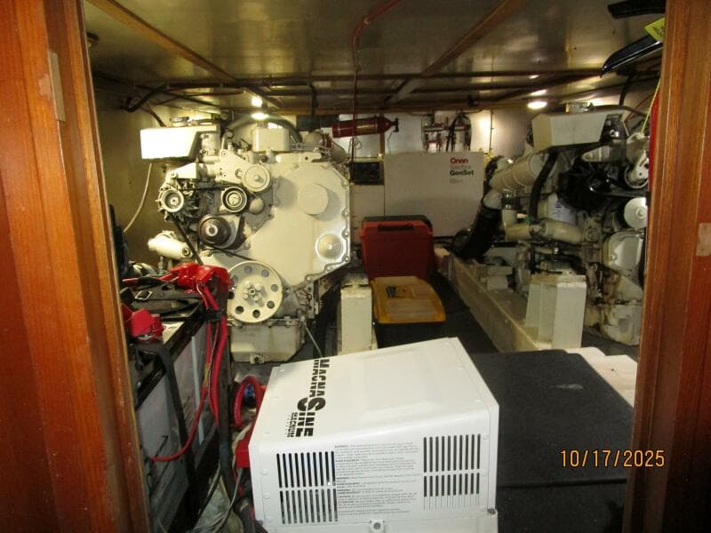 40' Kha Shing engine room aft