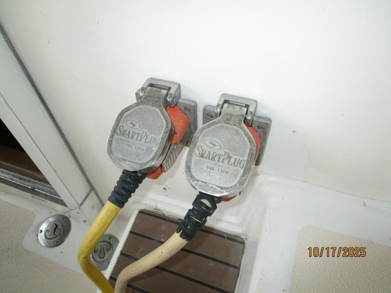 40' Kha Shing shore power SmartPlug connections