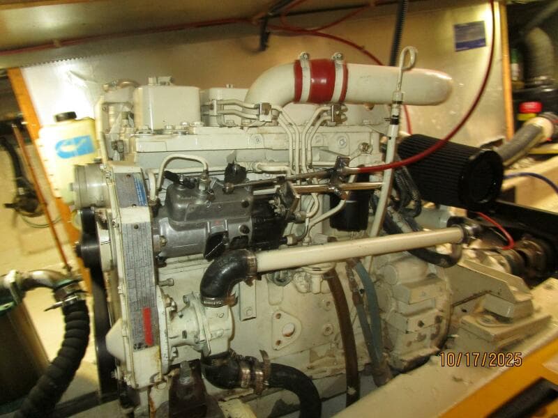 40' Kha Shing starboard main engine