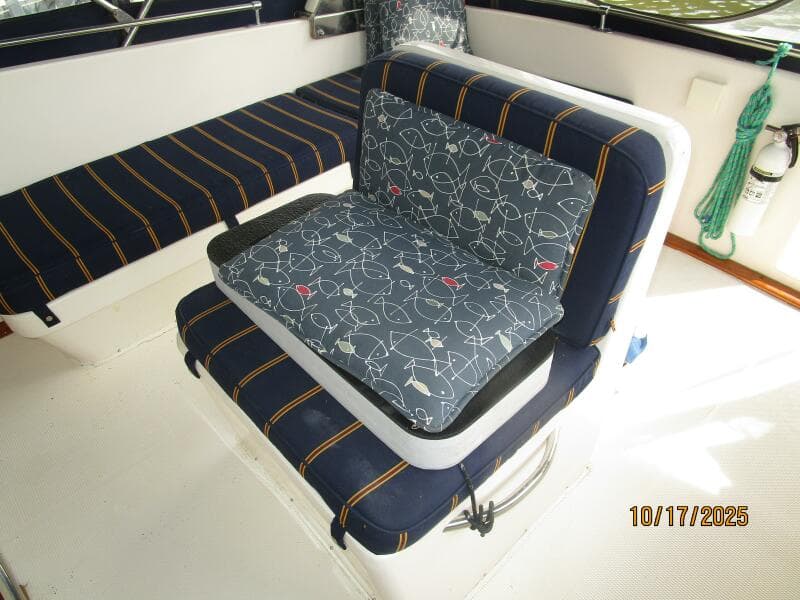 40' Kha Shing flybridge helmseat