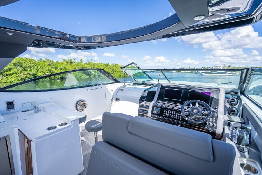 2022 Cruisers Yachts GLS OB