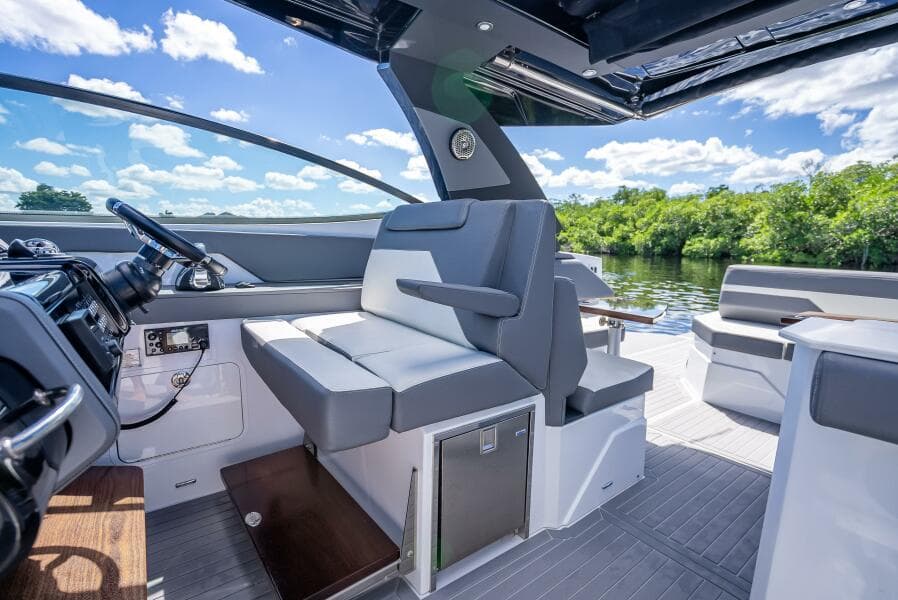 2022 Cruisers Yachts GLS OB