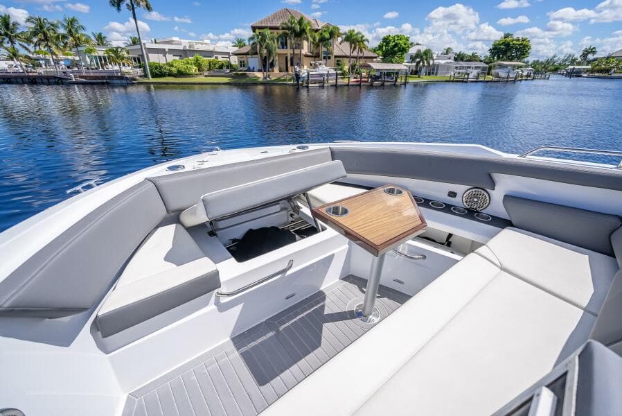 2022 Cruisers Yachts GLS OB