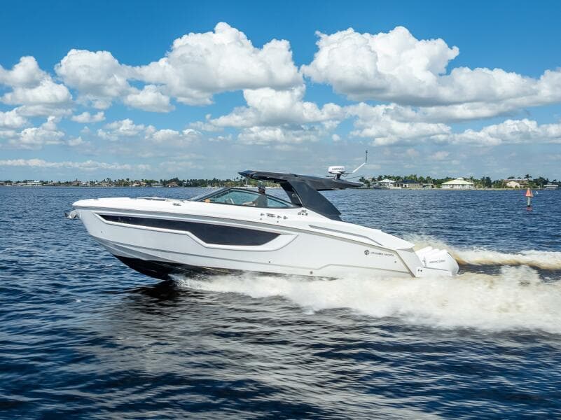 2022 Cruisers Yachts GLS OB
