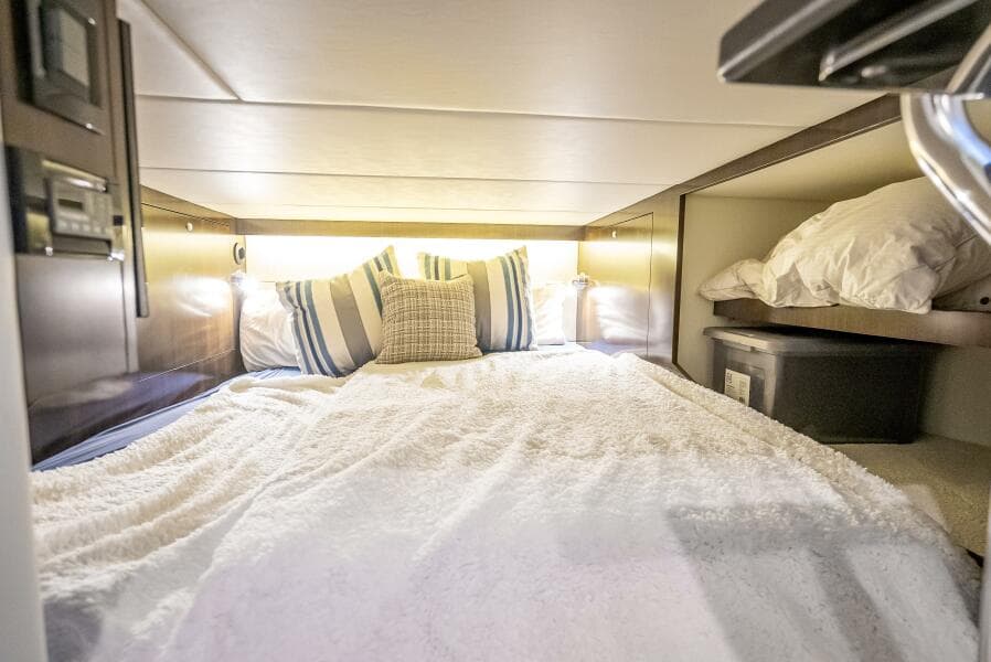 2022 Cruisers Yachts GLS OB