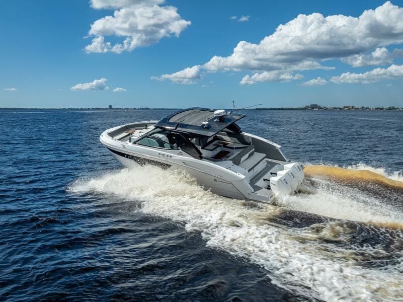2022 Cruisers Yachts GLS OB