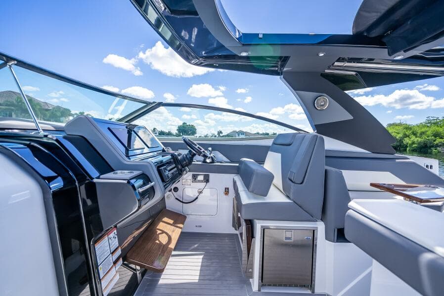 2022 Cruisers Yachts GLS OB