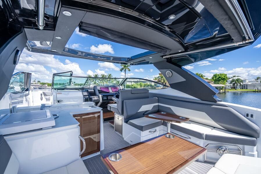 2022 Cruisers Yachts GLS OB