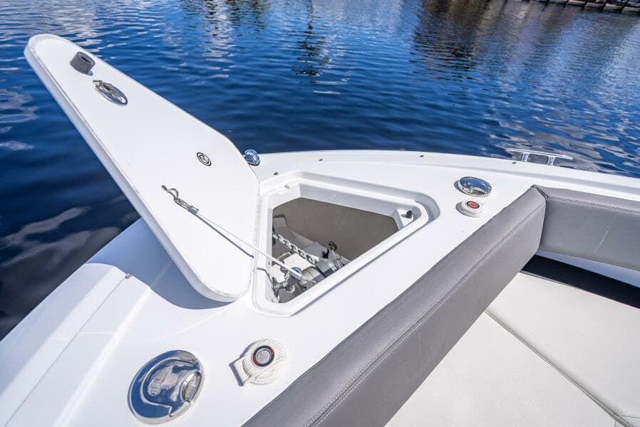 2022 Cruisers Yachts GLS OB