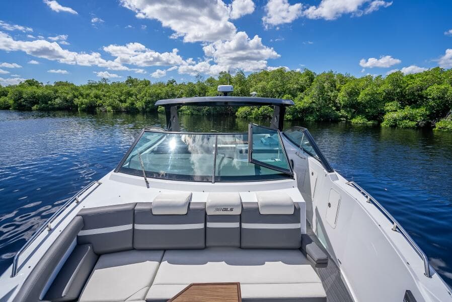 2022 Cruisers Yachts GLS OB