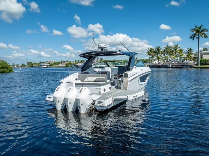 2022 Cruisers Yachts GLS OB