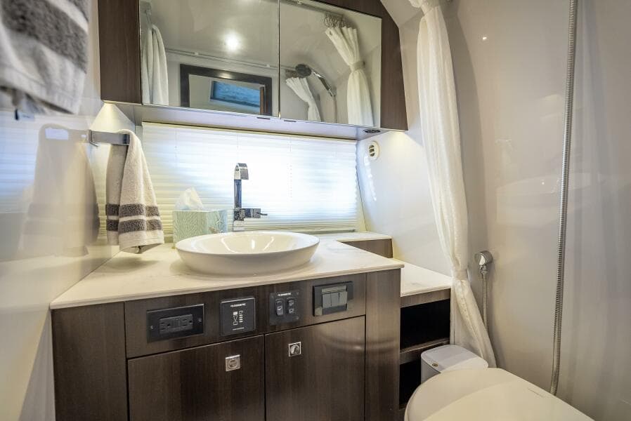 2022 Cruisers Yachts GLS OB