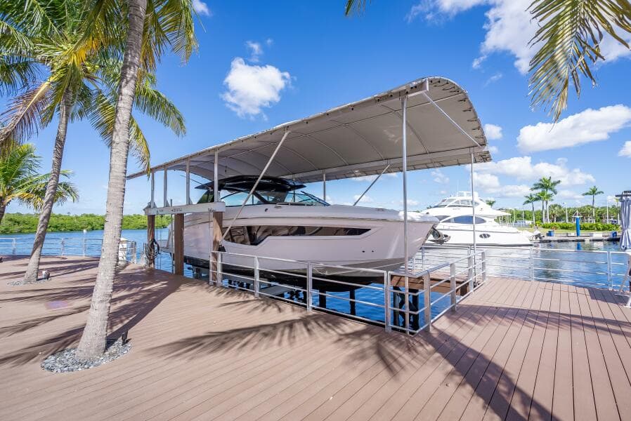 2022 Cruisers Yachts GLS OB