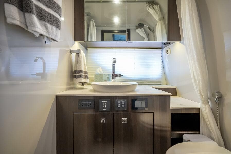 2022 Cruisers Yachts GLS OB