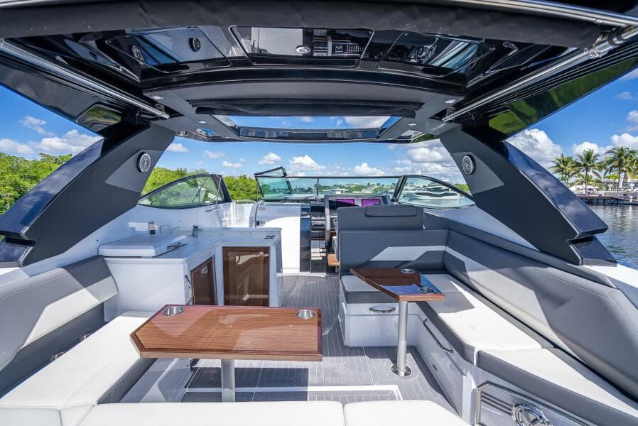 2022 Cruisers Yachts GLS OB