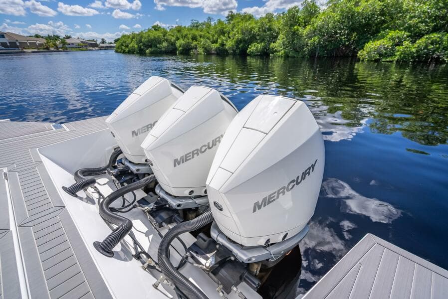 2022 Cruisers Yachts GLS OB
