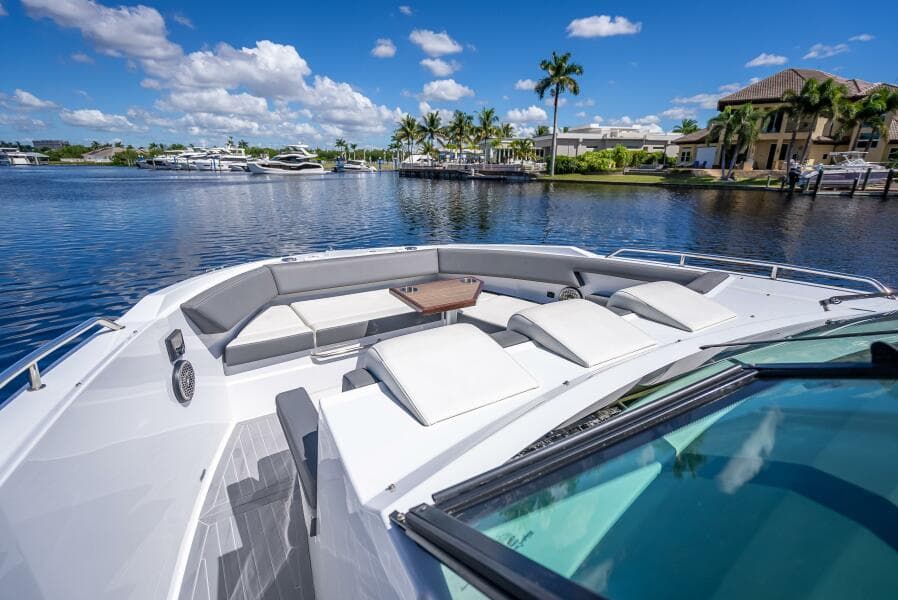 2022 Cruisers Yachts GLS OB