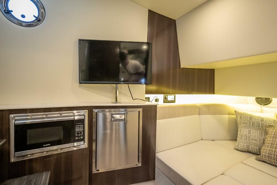 2022 Cruisers Yachts GLS OB