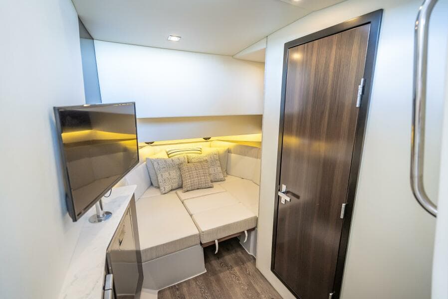 2022 Cruisers Yachts GLS OB