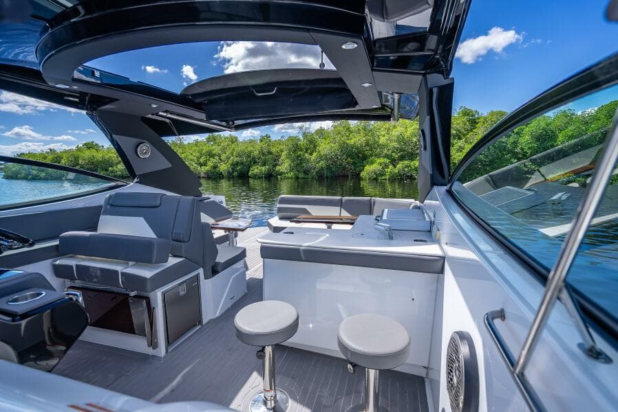2022 Cruisers Yachts GLS OB