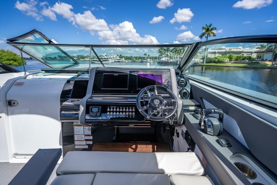 2022 Cruisers Yachts GLS OB