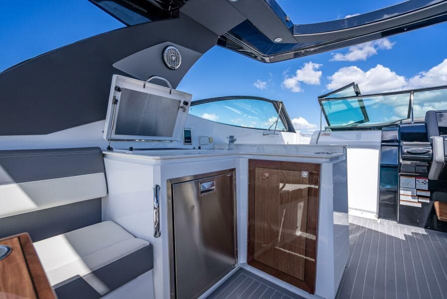 2022 Cruisers Yachts GLS OB