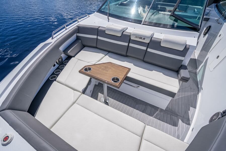 2022 Cruisers Yachts GLS OB