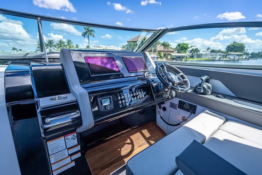 2022 Cruisers Yachts GLS OB