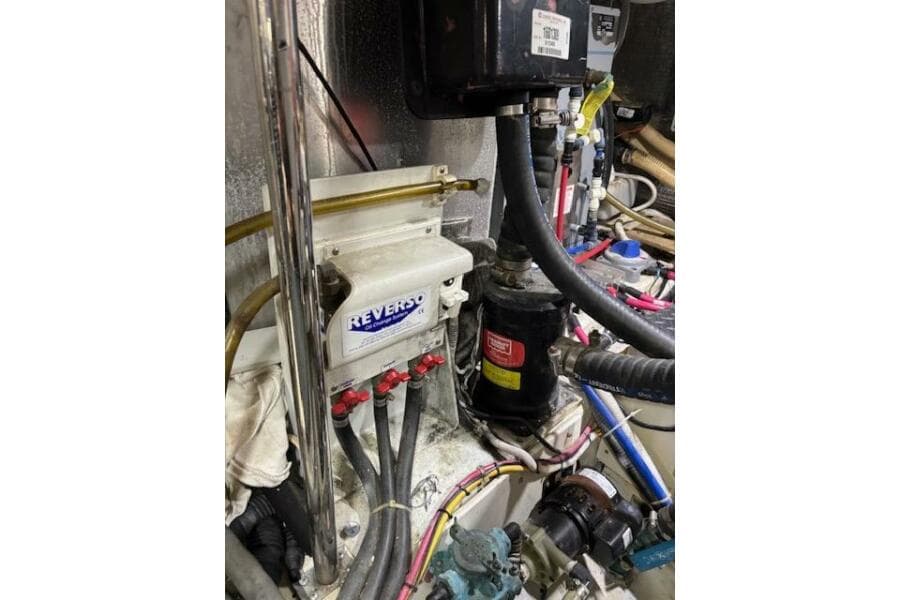 Engine room of 2004 Carver 466 Motor Yacht with Reverso oil change system.