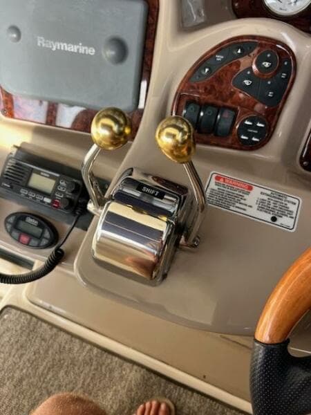 2005 Sea Ray 320 Sundancer
