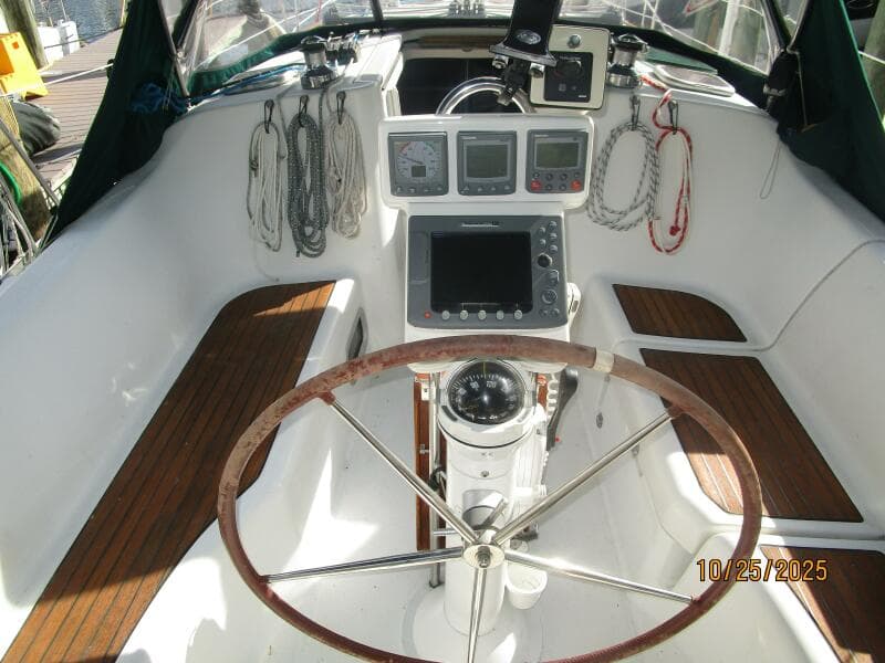 37' Beneteau cockpit helm1