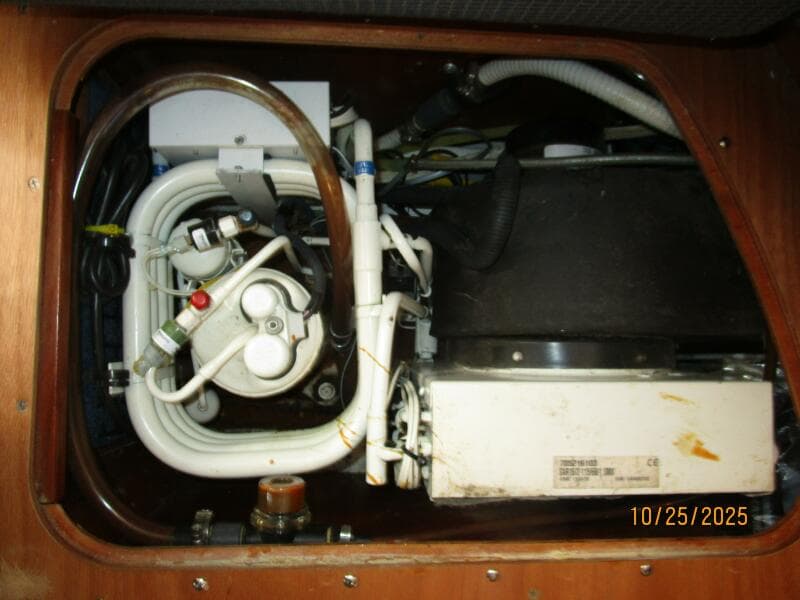 37' Beneteau air conditioning system