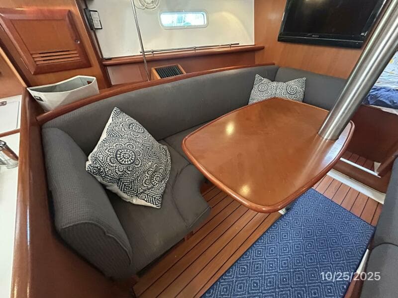 37' Beneteau salon port seating1