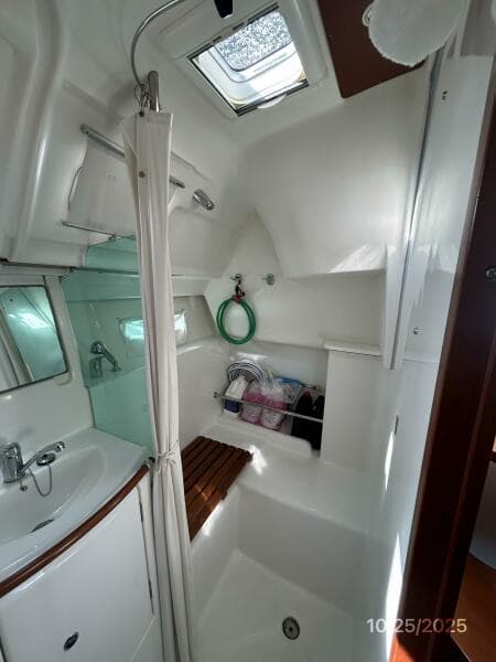 37' Beneteau shower