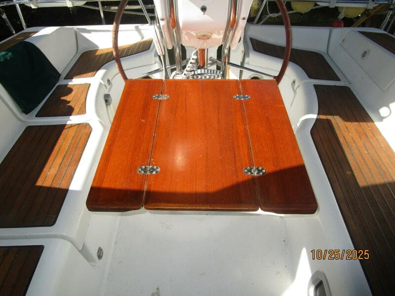 37' Beneteau cockpit table2
