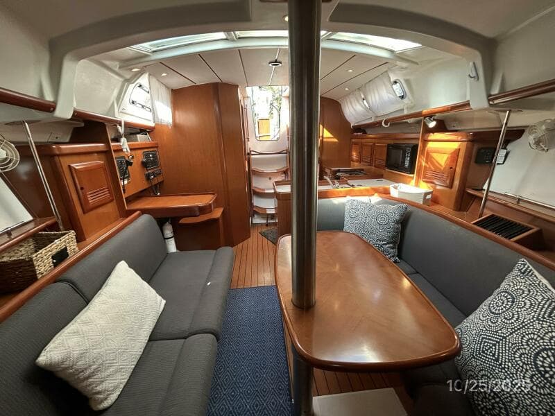 37' Beneteau salon aft