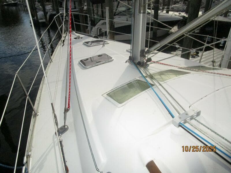 37' Beneteau foredeck3