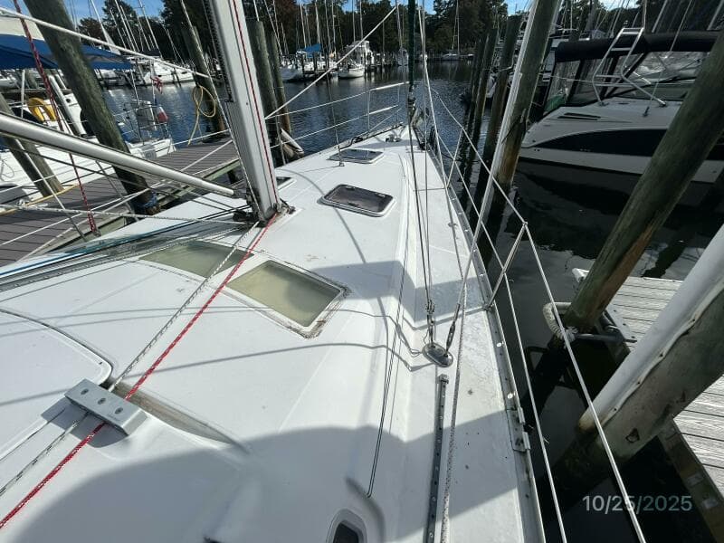 37' Beneteau foredeck1