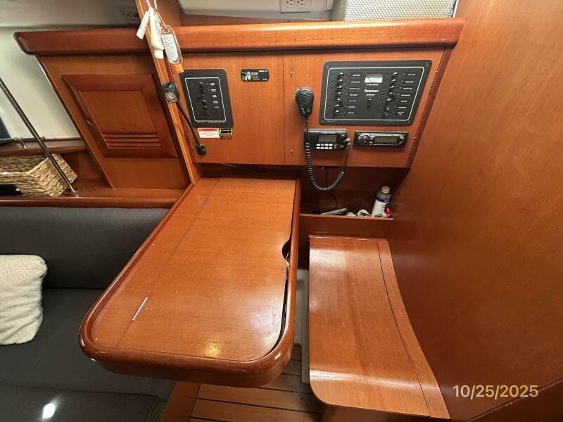 37' Beneteau nav station2