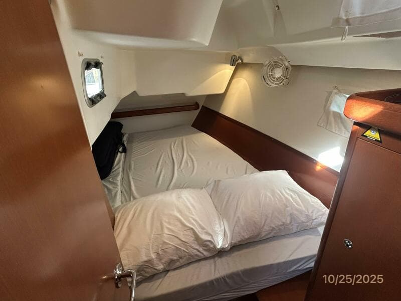 37' Beneteau aft stateroom