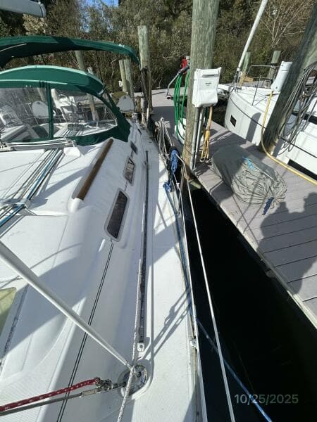 37' Beneteau port side deck1