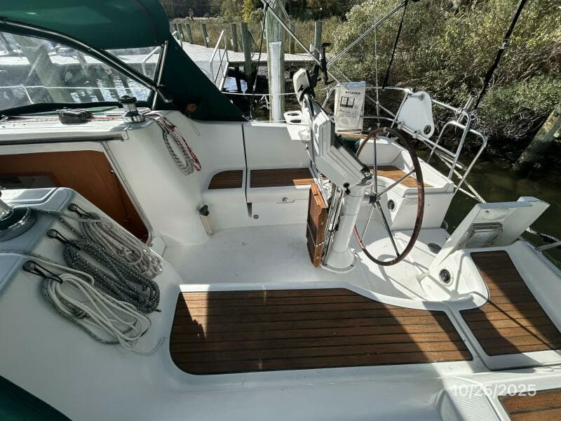 37' Beneteau cockpit starboard