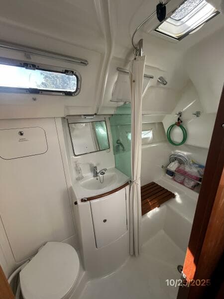 37' Beneteau head