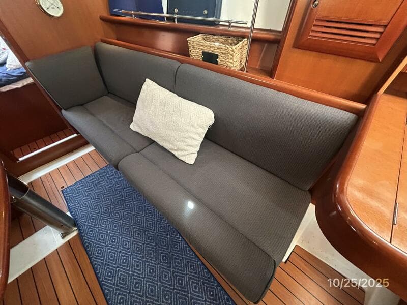 37' Beneteau salon starboard seating1