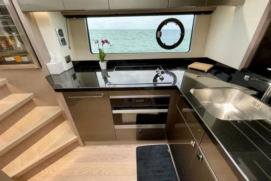 2020 Sunseeker 74 Sport Yacht