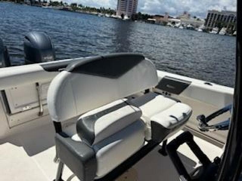 2022 Robalo R242 Center Console
