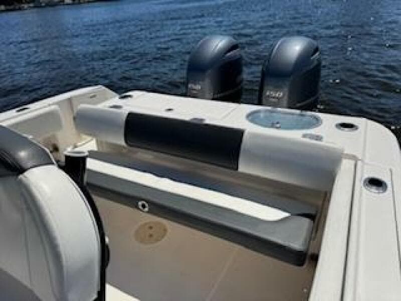 2022 Robalo R242 Center Console