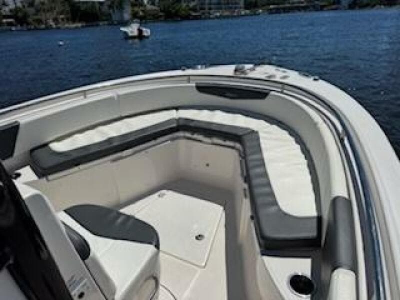 2022 Robalo R242 Center Console