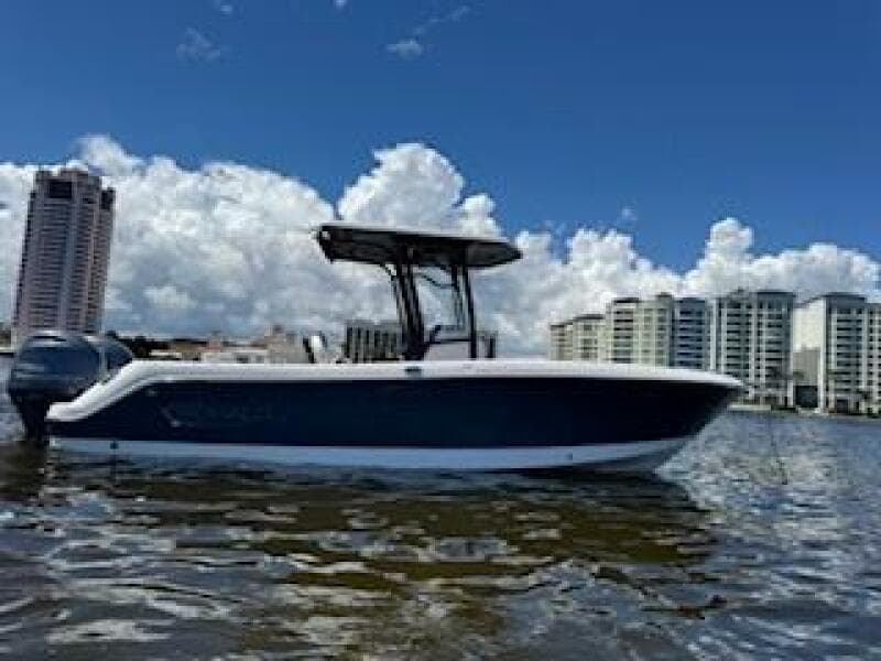 2022 Robalo R242 Center Console