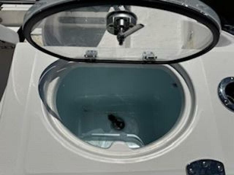 2022 Robalo R242 Center Console
